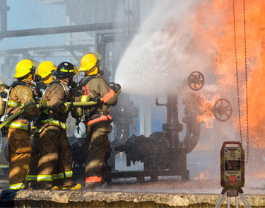 vigili del fuoco con monitor per il rilevamento di gas nell'area