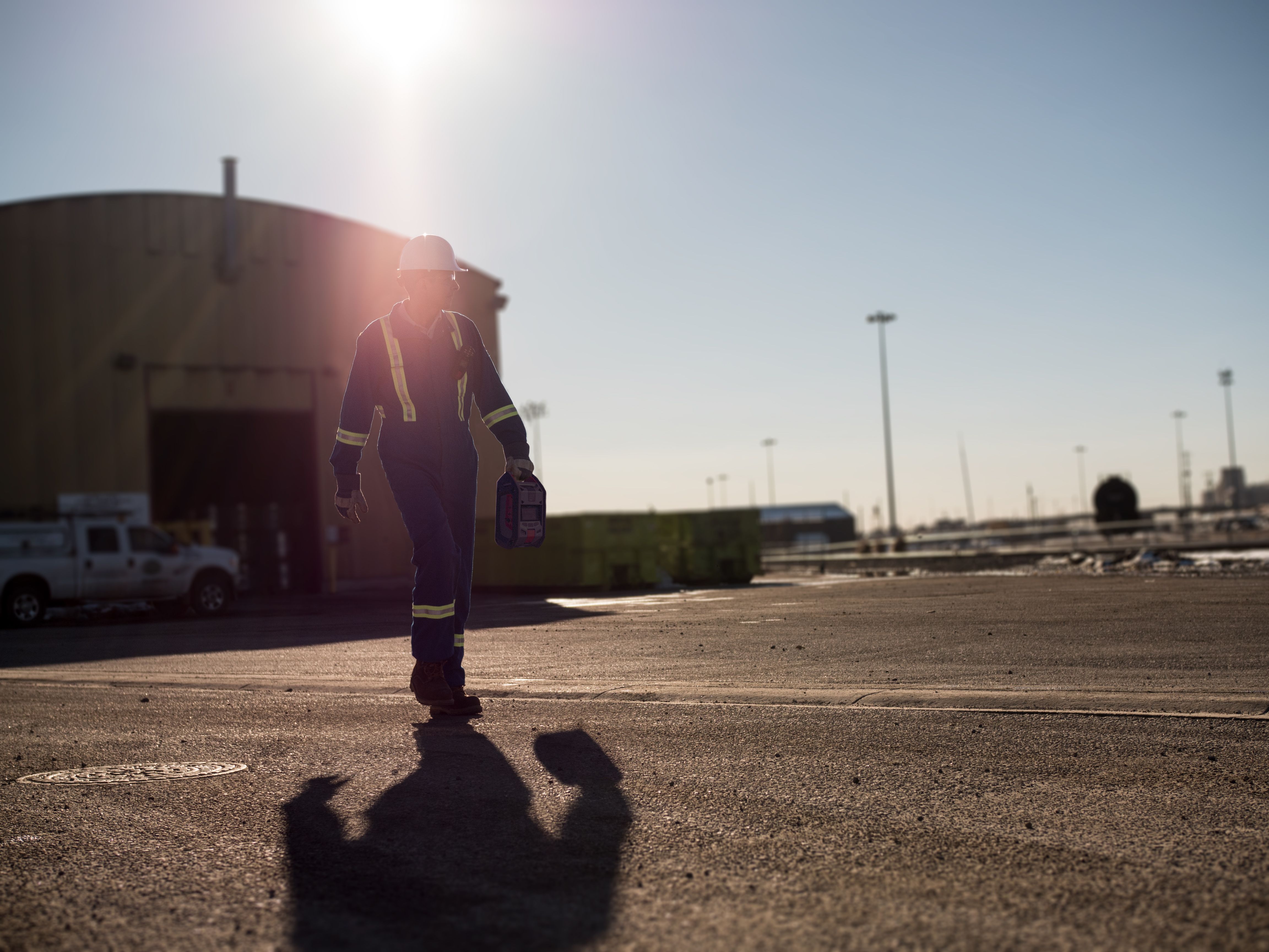 Lavoratore isolato con monitor per il rilevamento di gas nell'area di lavoro