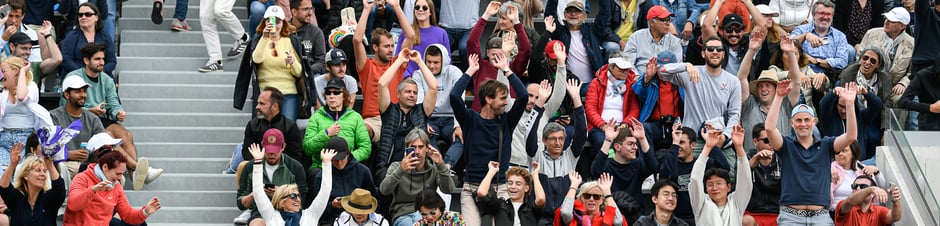 Protezione dalle radiazioni gamma condotta dall'equipaggio in un grande luogo mentre la folla applaude
