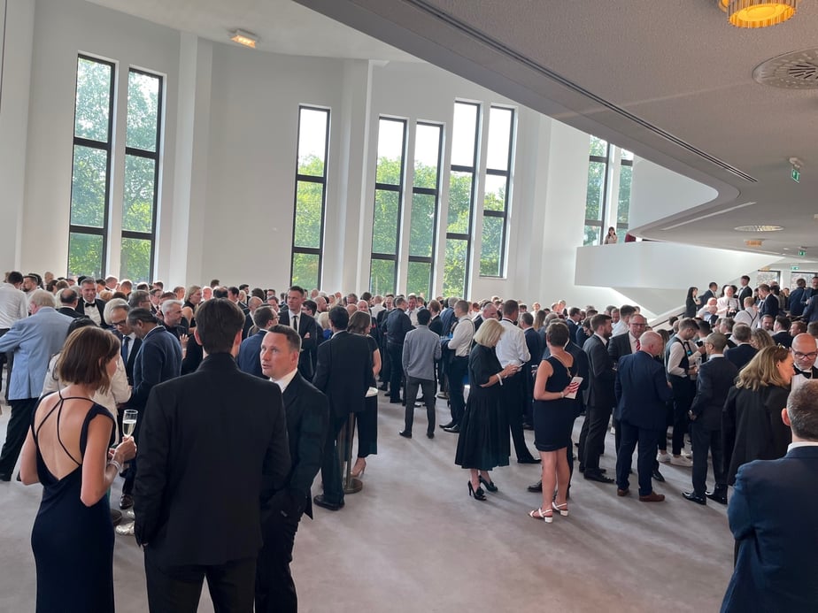 g6-punto-rosso-gala-folla