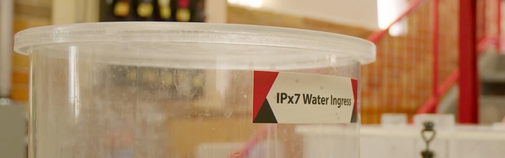 IPx7 Water Ingress che verifica la capacità di un dispositivo di resistere all'immersione in acqua.