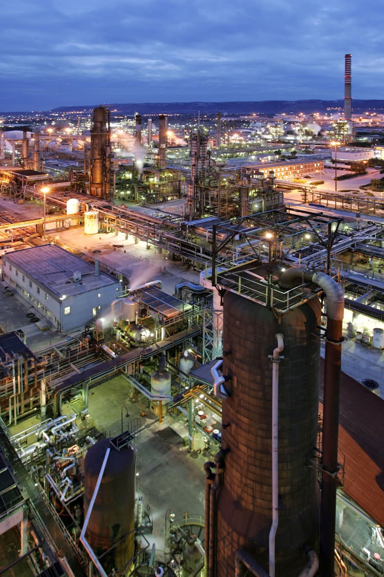 Raffineria di notte. Rilevamento gas collegato