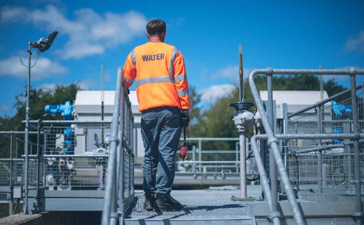 Un lavoratore isolato all’aperto presso l’impianto della Wessex Water nell’Inghilterra occidentale, Regno Unito.