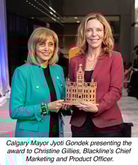 Il sindaco di Calgary Jyoti Gondek consegna il premio a Christine Gillies, Chief Marketing and Product Officer di Blackline.