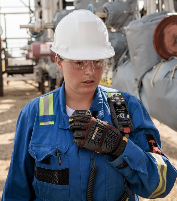 Con una semplice pressione del pulsante, i lavoratori possono parlare istantaneamente con i colleghi sullo stesso canale o passare facilmente da un canale all'altro per connettersi con altri reparti.