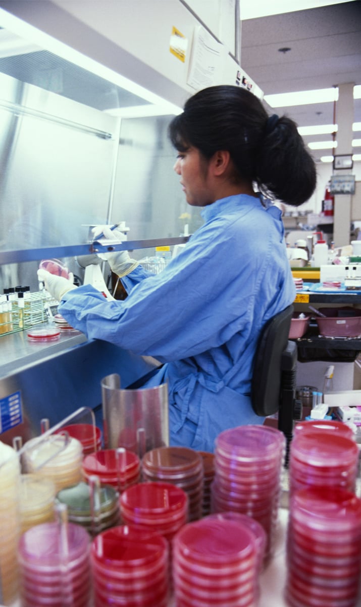 biotecnologia-farmaceutica-rilevamento-gas-lavoratore