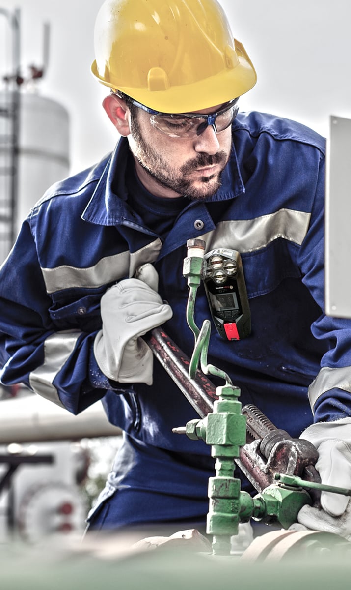lavoratore petrolifero rilevamento gas petrolchimico